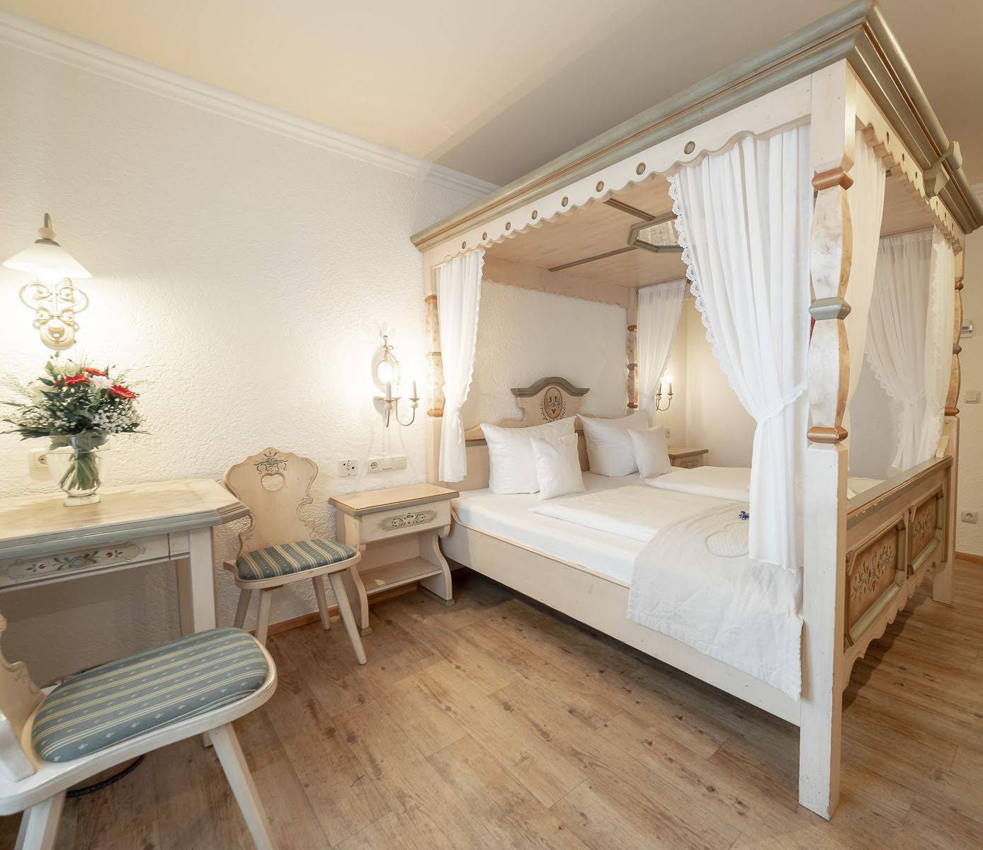 Economy Zimmer mit Himmelbett aus Holz