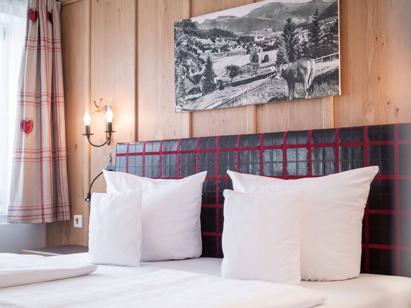 Doppelbett im Superiorzimmer im Hotel Adler Oberstaufen