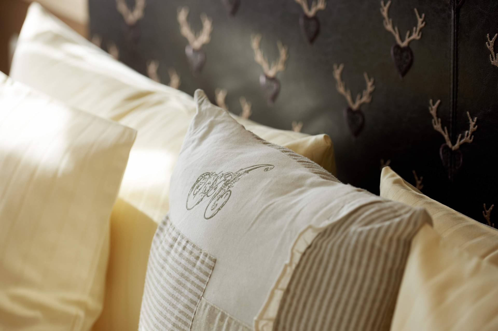 Kissen mit Stickerei