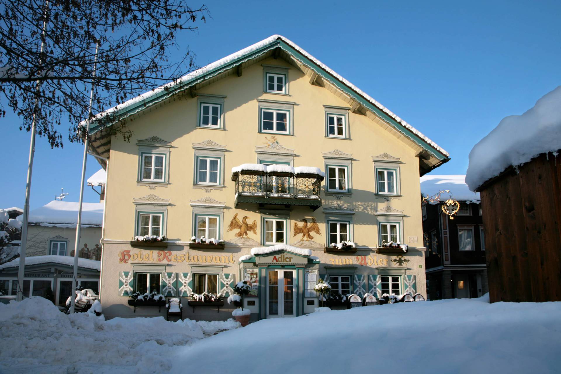 Außenansicht Hotel Adler Oberstaufen im Winter mit Schnee