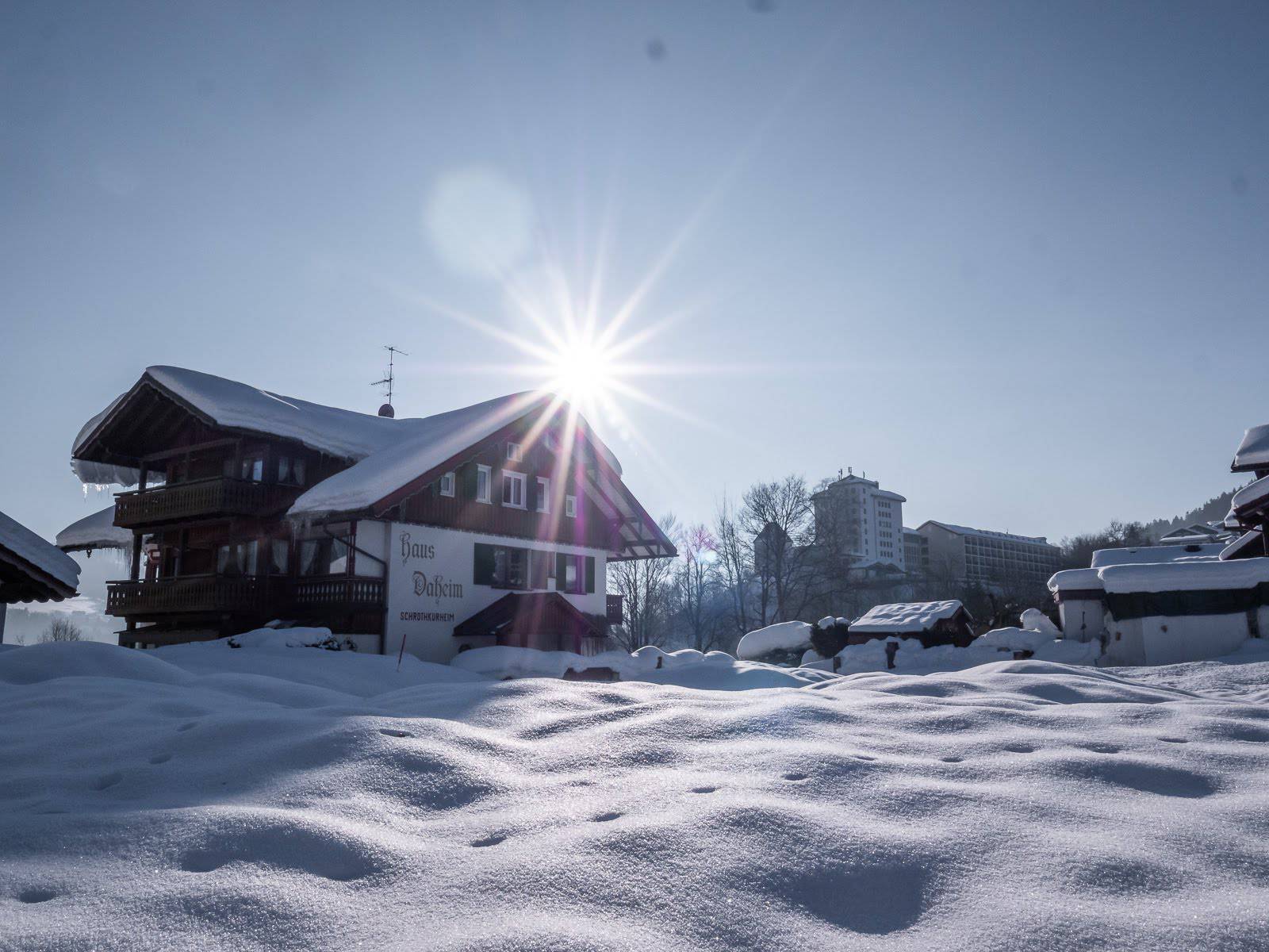 "Haus Daheim" im Winter mit Schnee