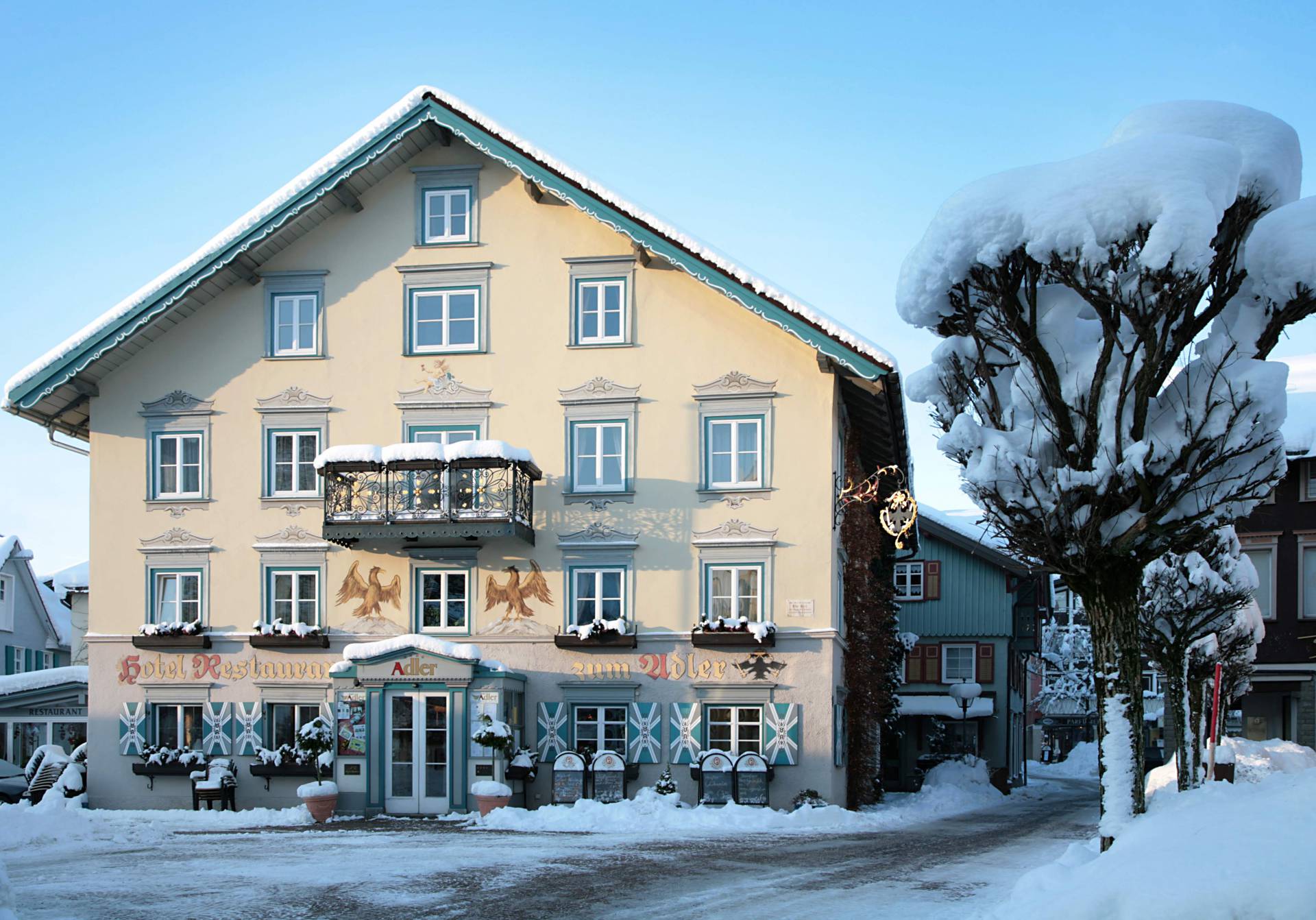 Außenansicht Hotel Adler Oberstaufen im Winter