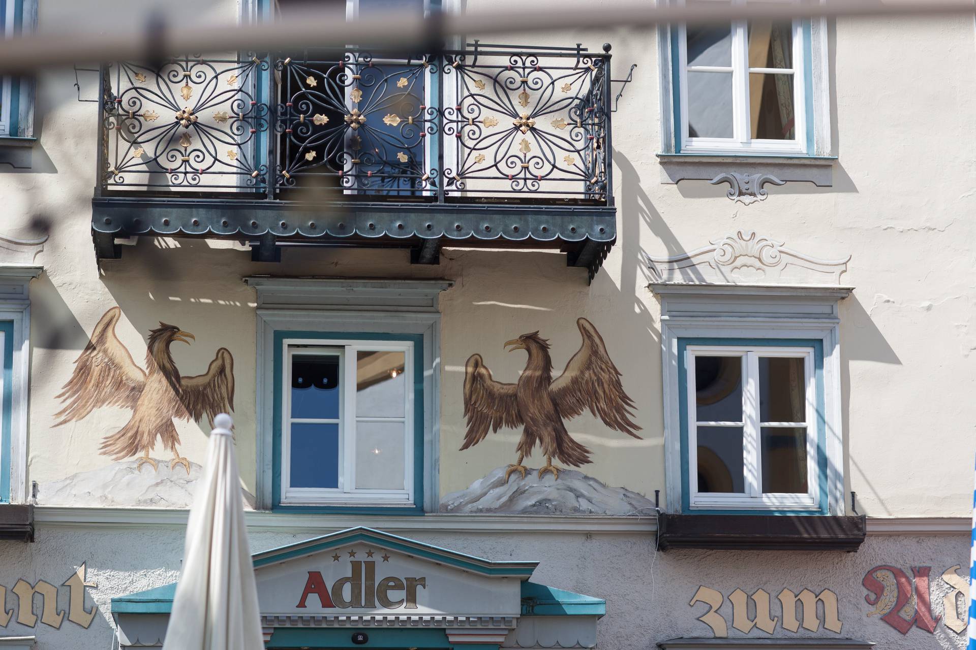 Außenansicht und Eingangsbereich des Hotel Adler in Oberstaufen