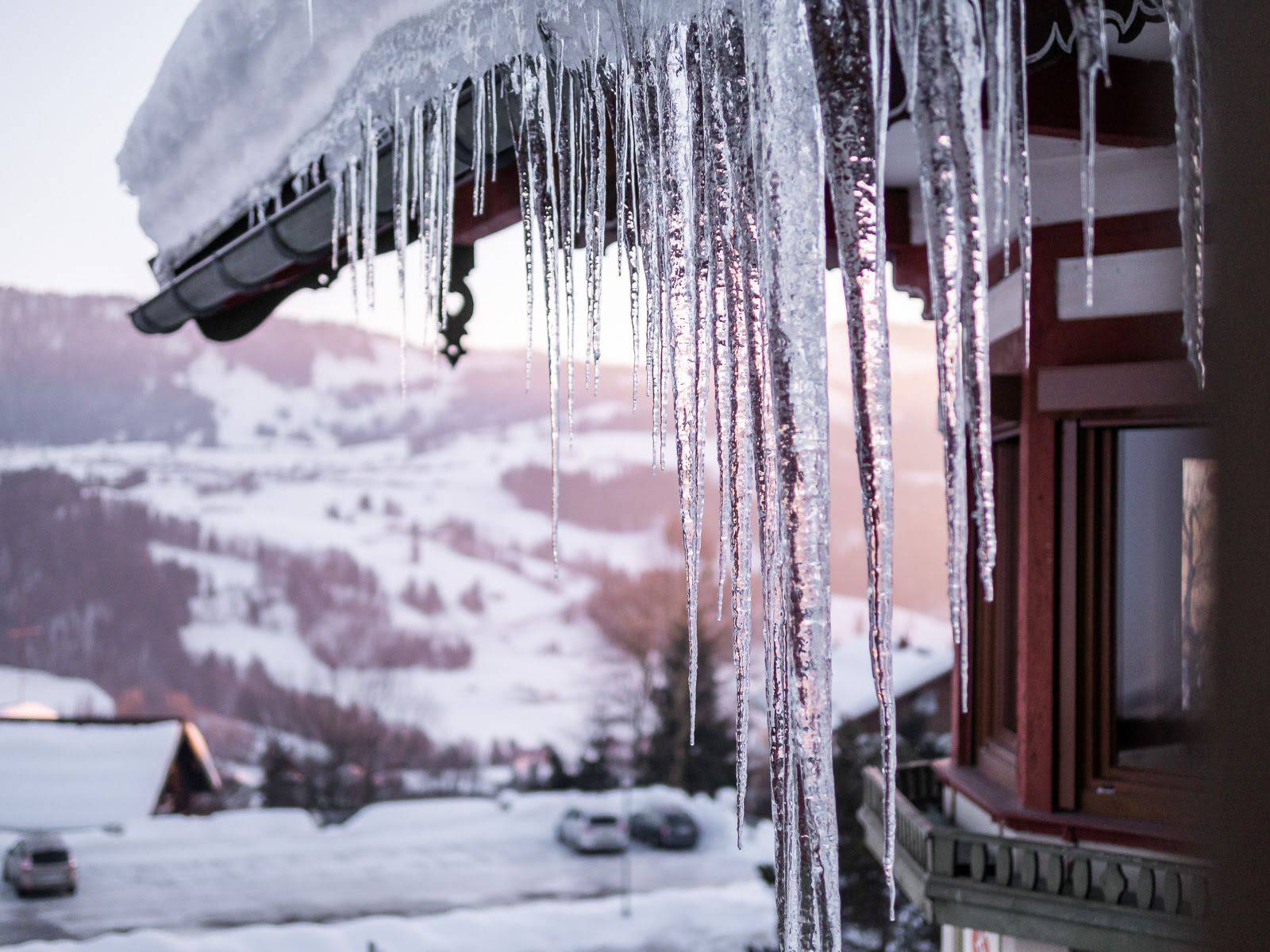 Eiszapfen hängen von Dach