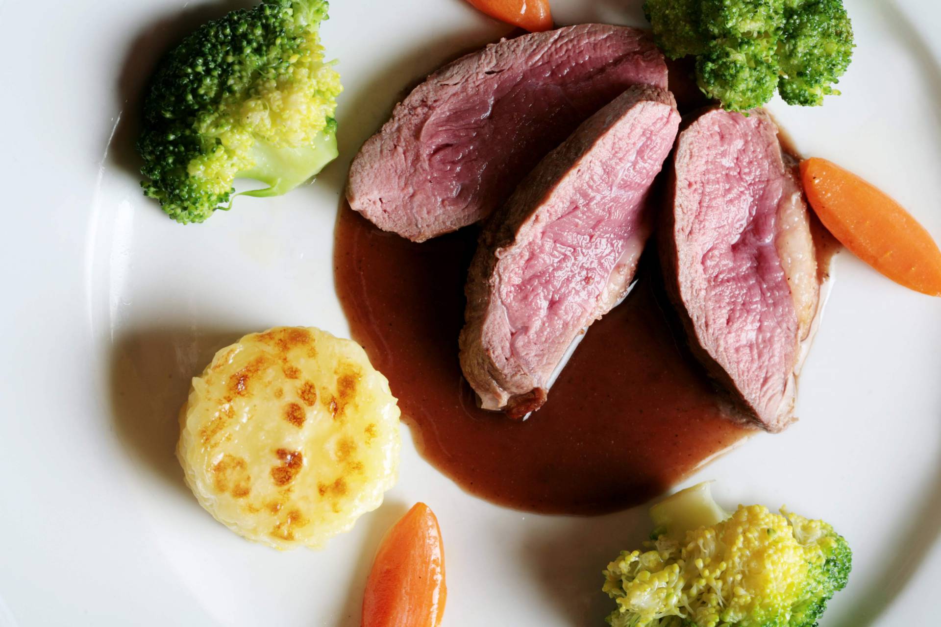 Filet mit dunkler Soße, Gemüse und Kartoffel