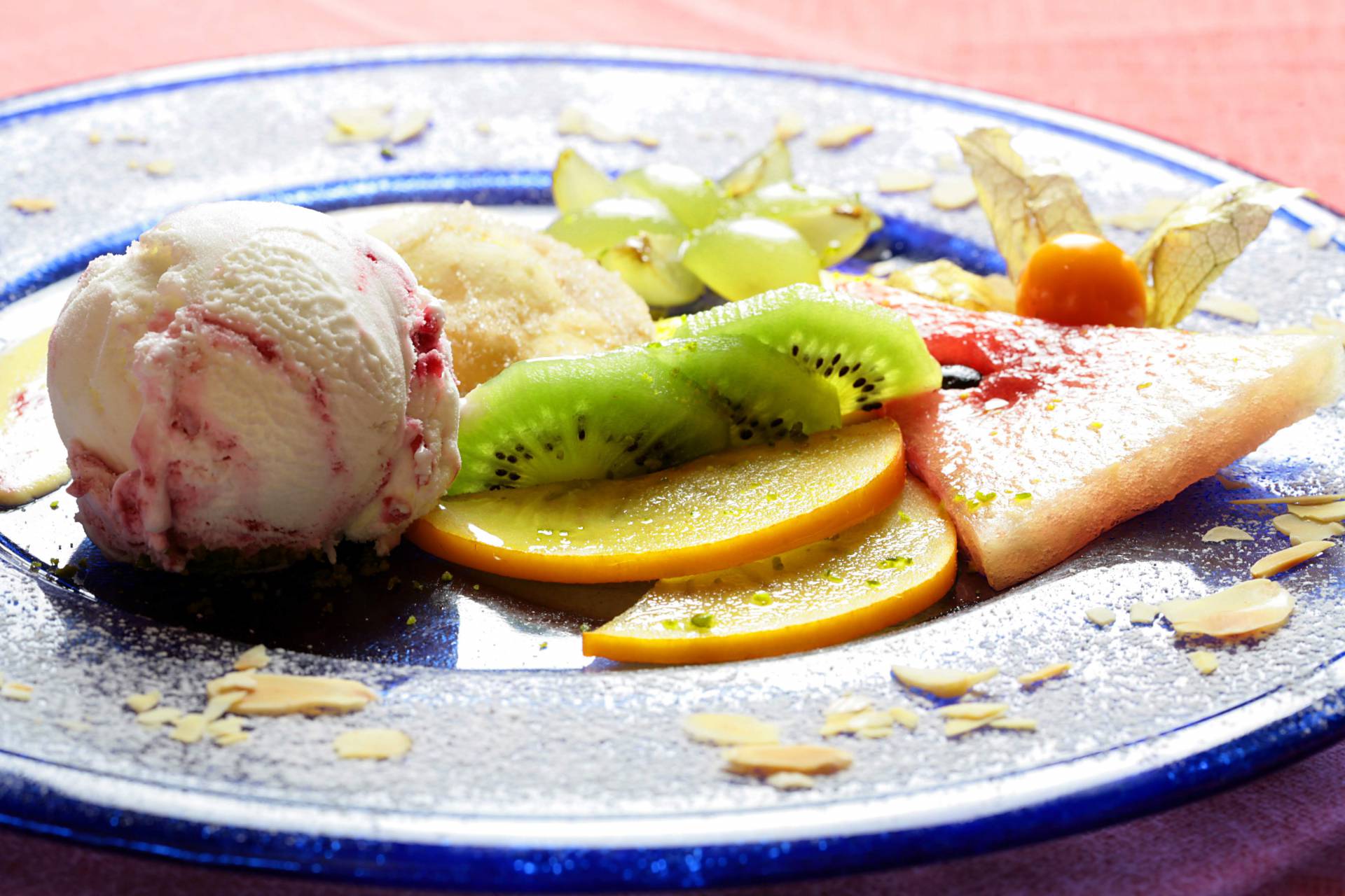 Nachspeise mit Eis und Obst
