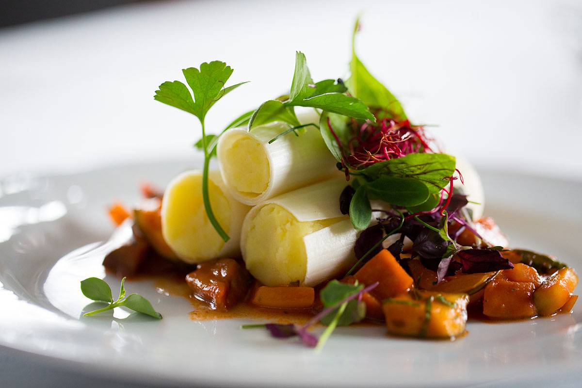 Lauch mit Gemüse und Kräutern