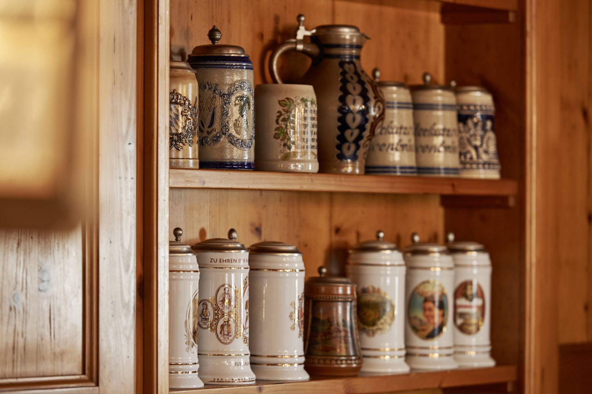 Alte Bierkrüge im Wandregal