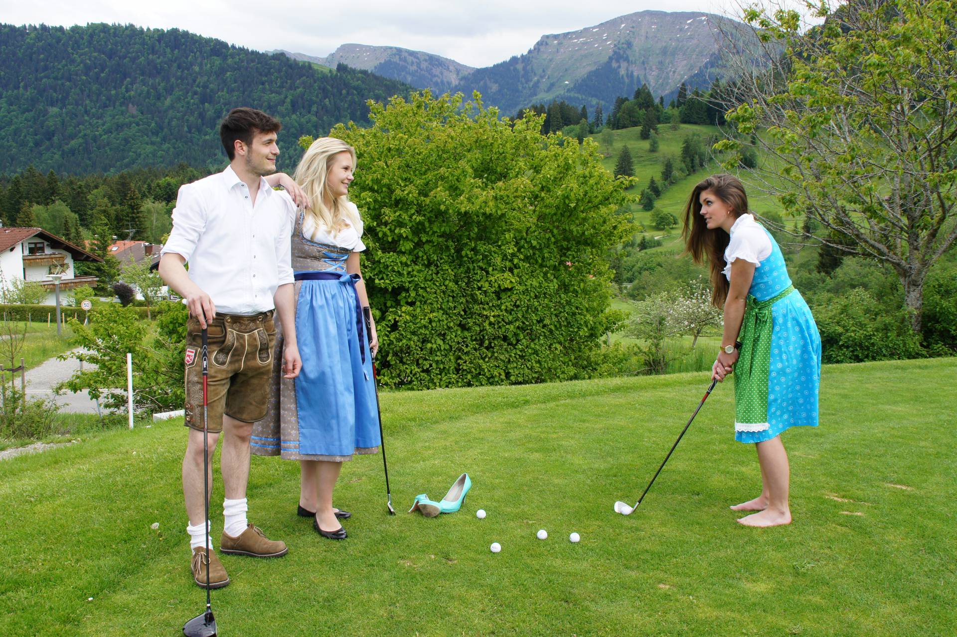 Personen in Tracht spielen Golf