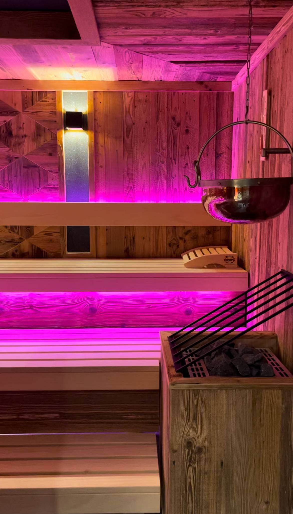 Finnische Sauna mit automatischem Aufguss