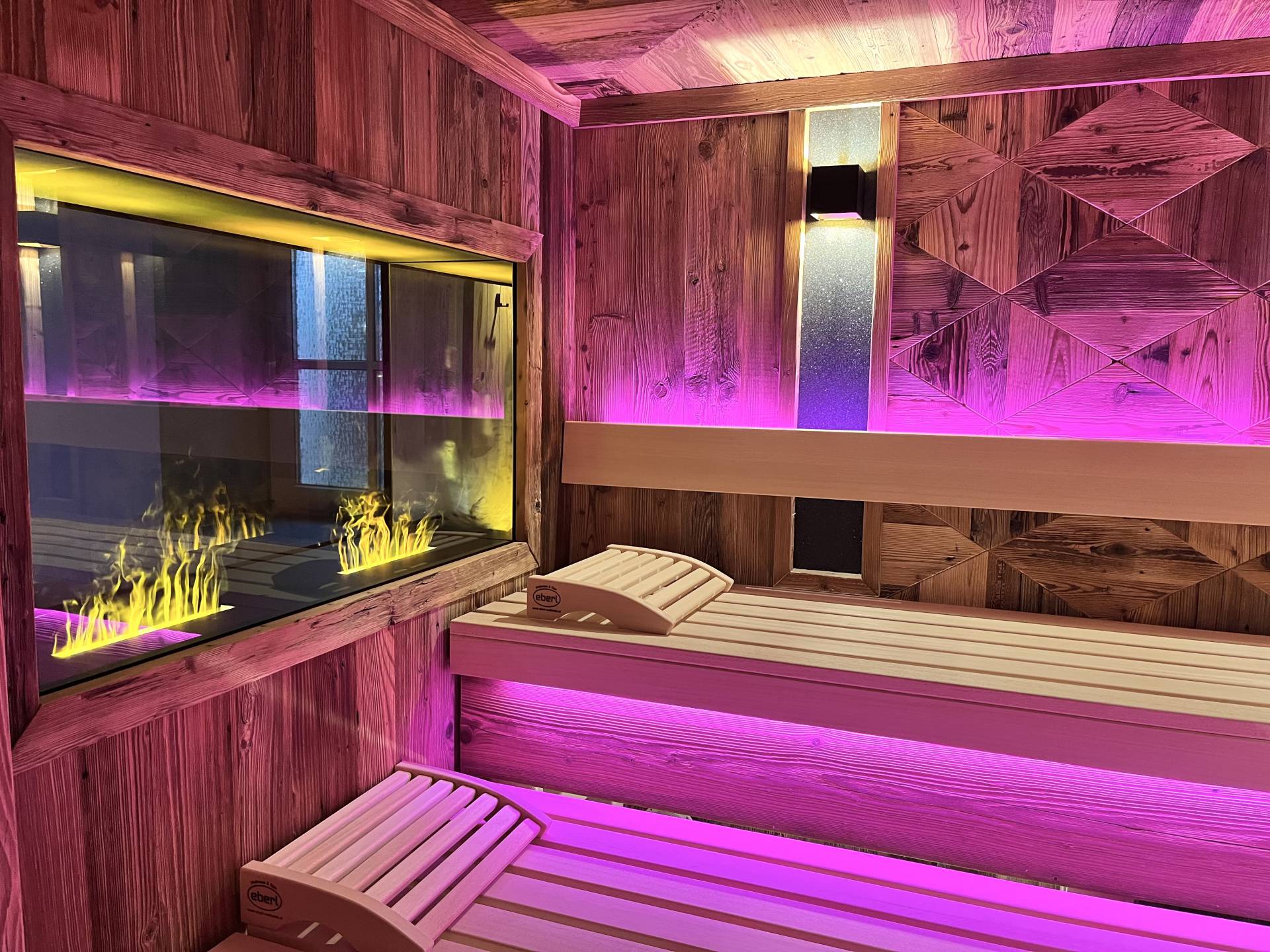 Finnische Sauna im Hotel mit Feuer