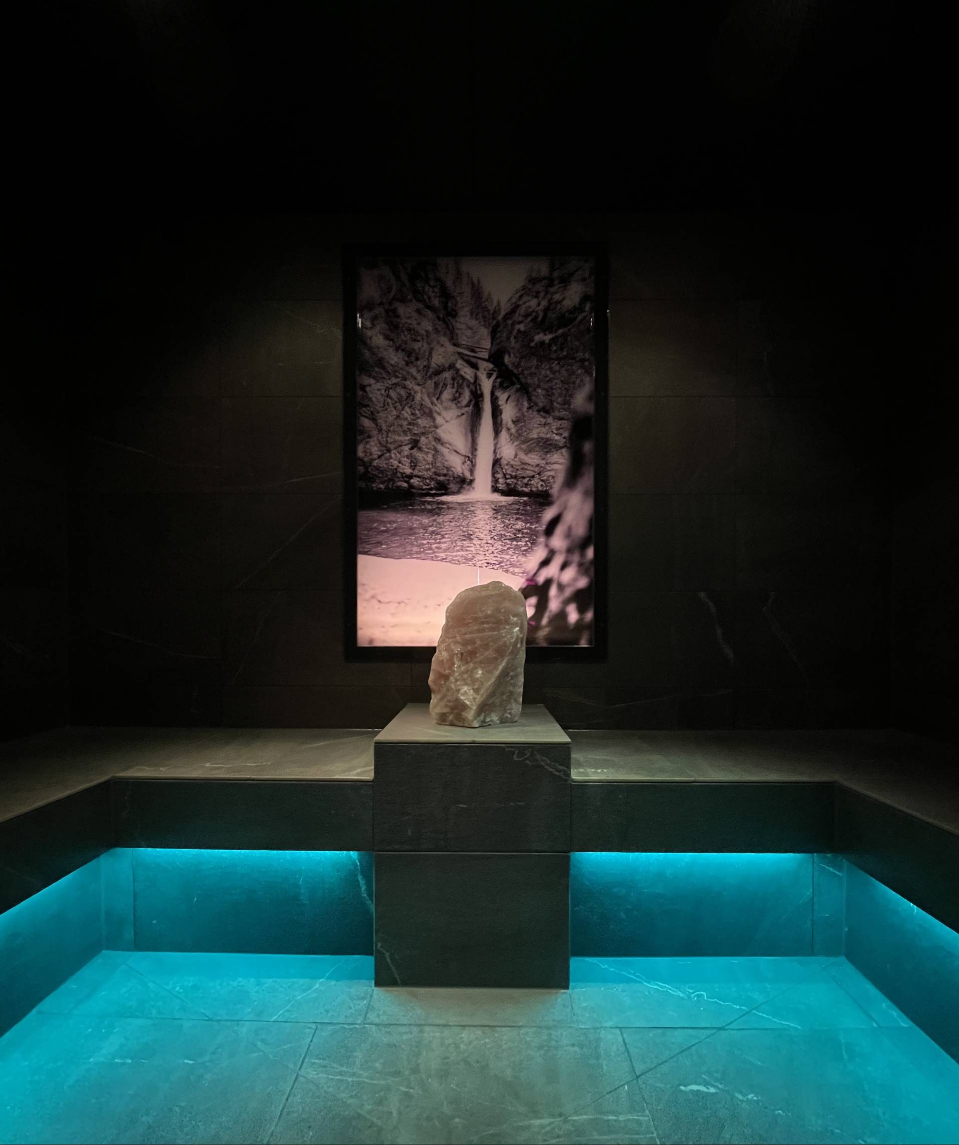 Dampf Sauna mit Wasserfall Bild und Edelstein
