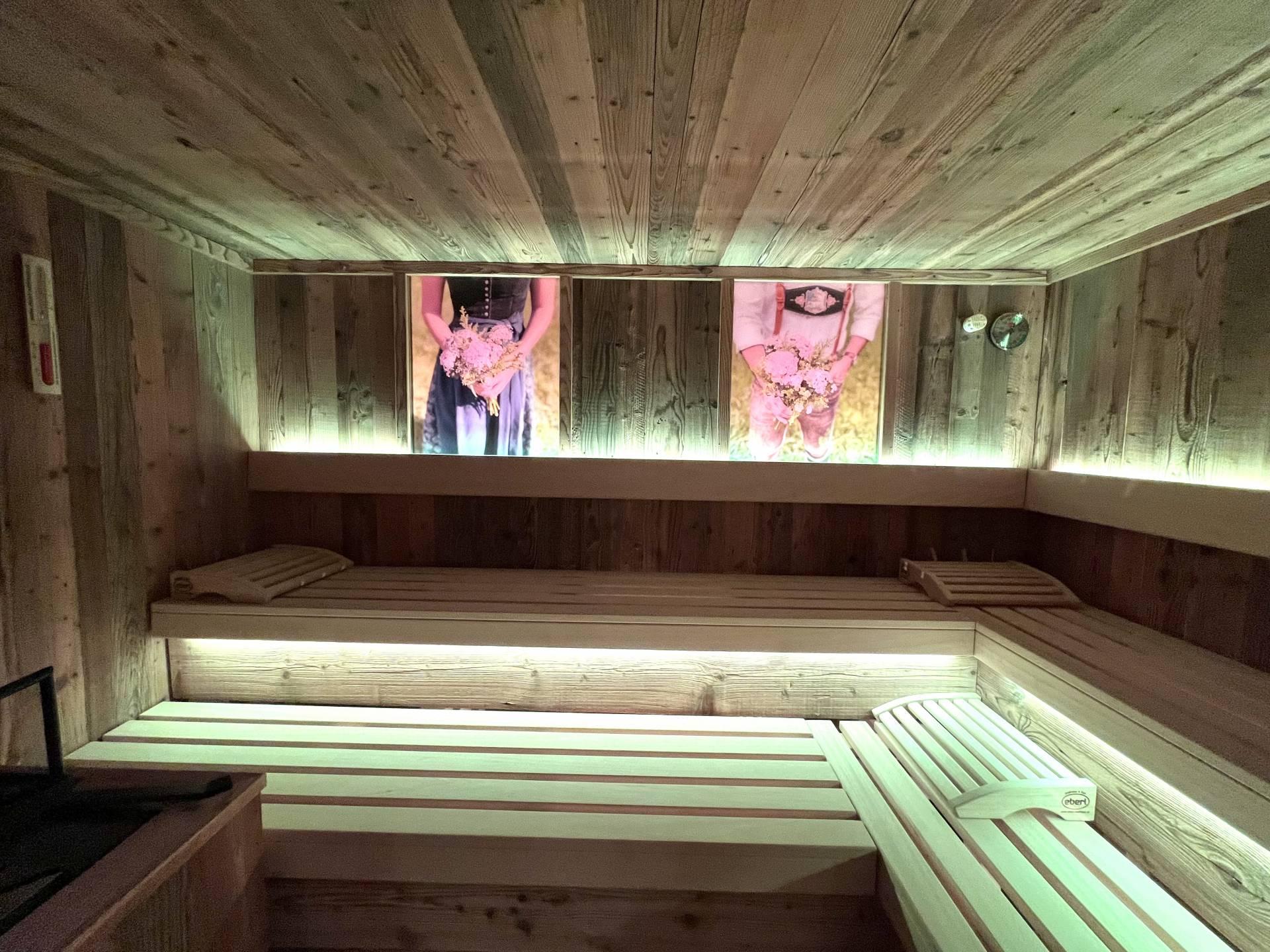 Bio-Kräuter-Sauna mit Kräuteraufguss und Trachtenbilder