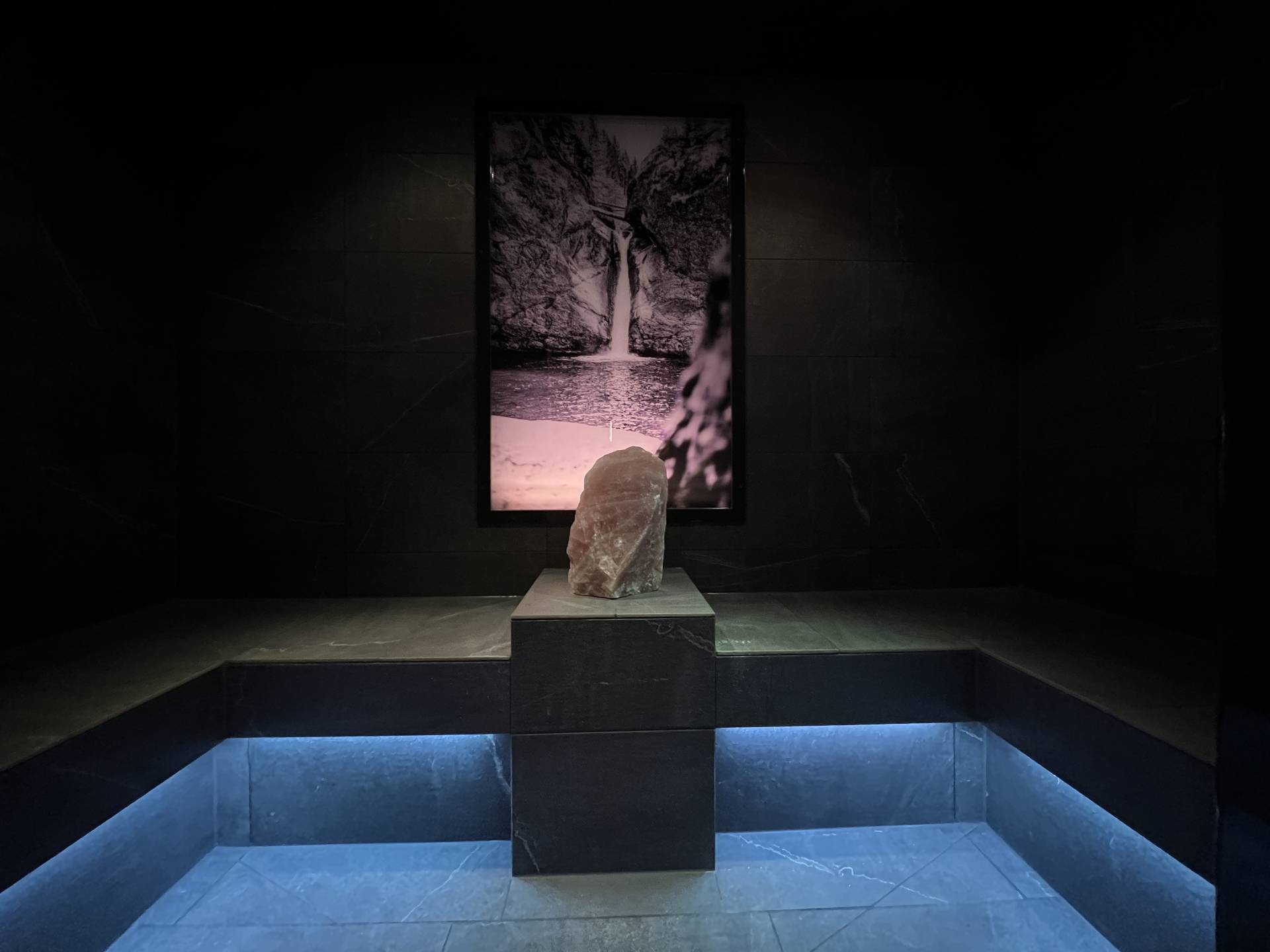 Dampf Sauna mit Wasserfall Bild und Edelstein