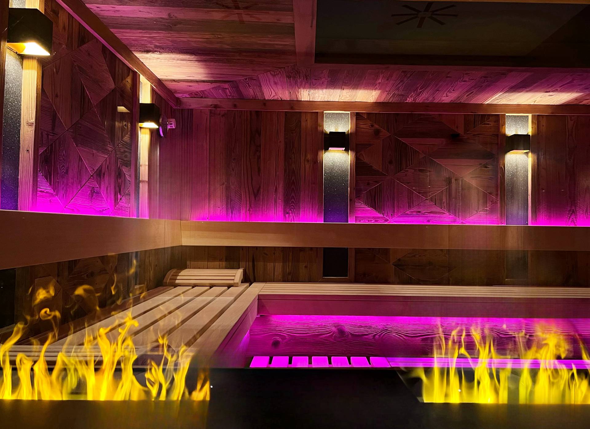 Finnische Sauna mit knisterndem Feuer