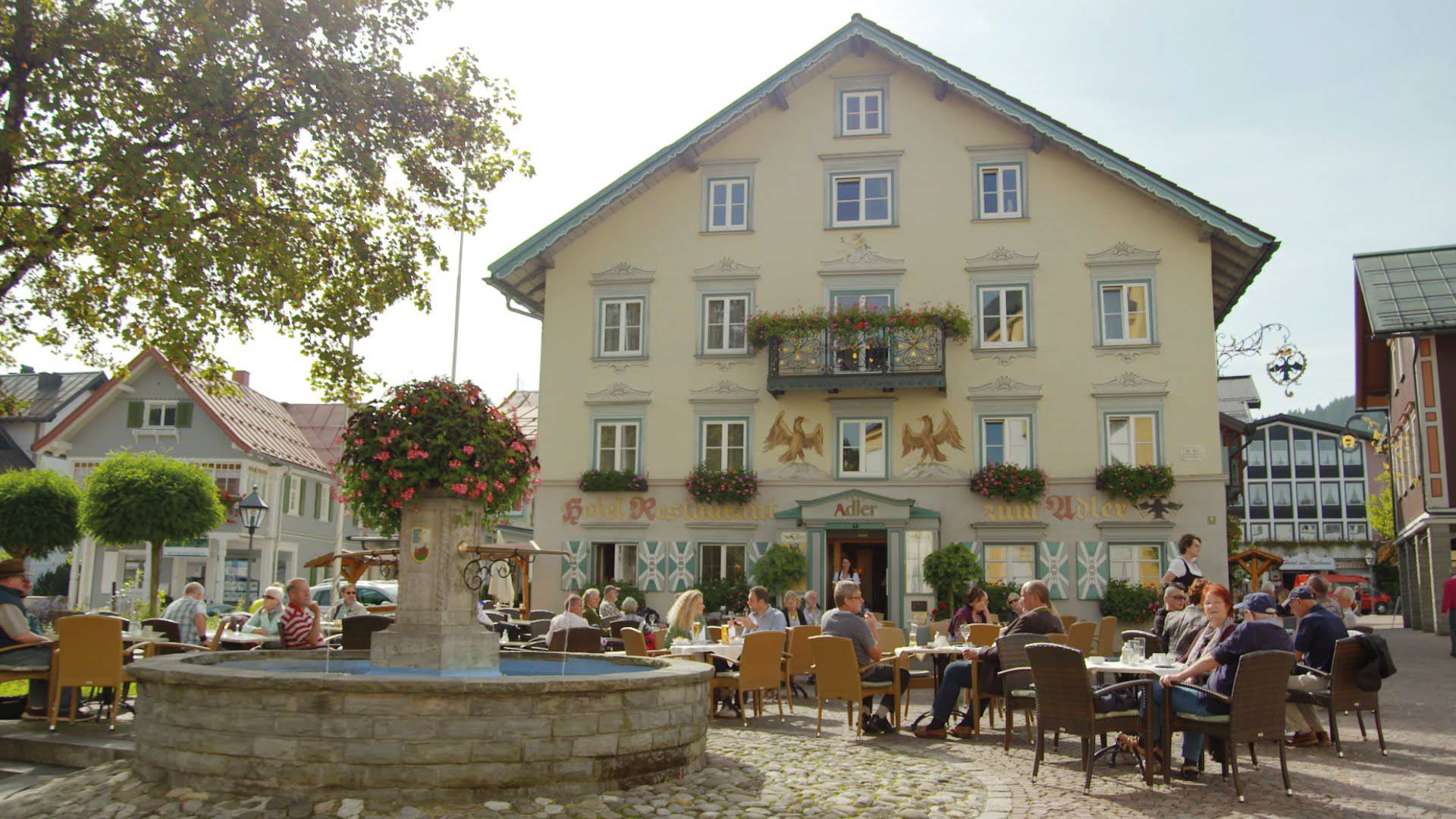 Hotel Adler im Sommer von außen mit Terrasse