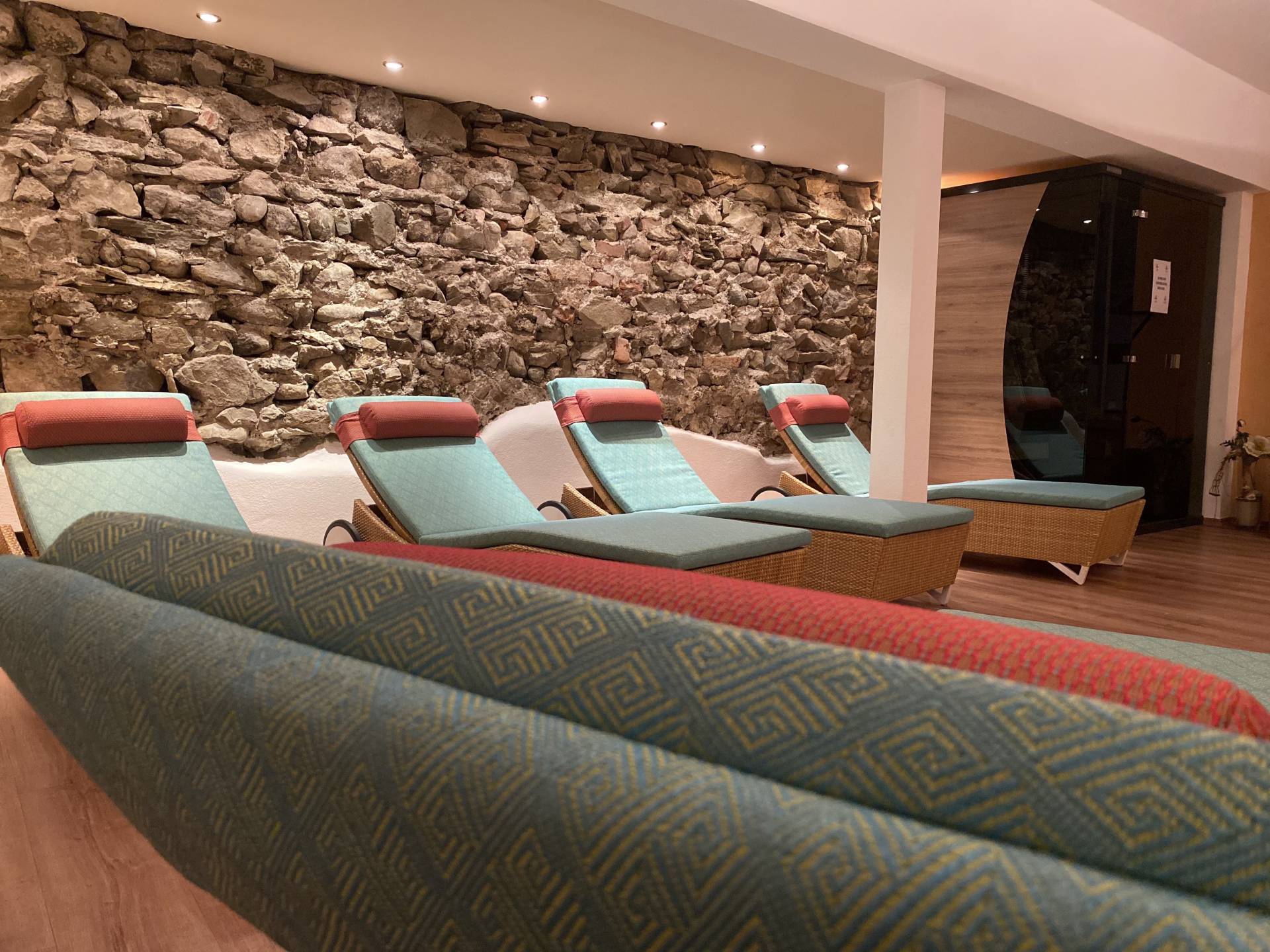 Ruheraum mit Liegen und Infrarotkabine