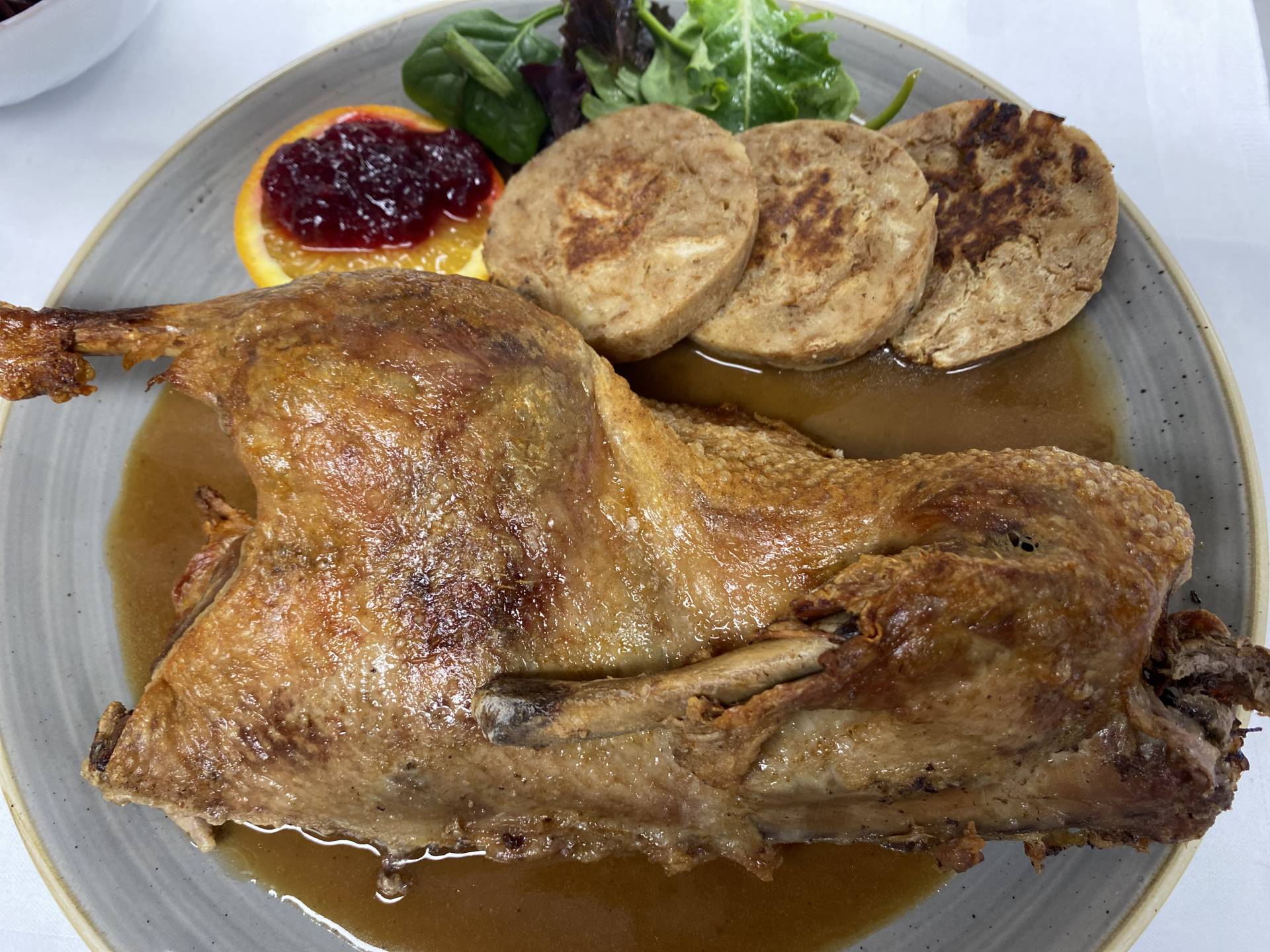 Gans mit Brezenknödelscheiben