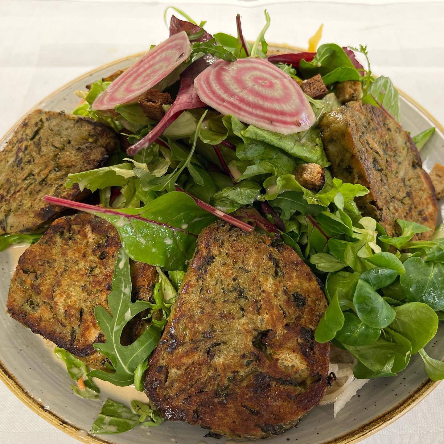 Salat mit Bärlauchknödelscheiben