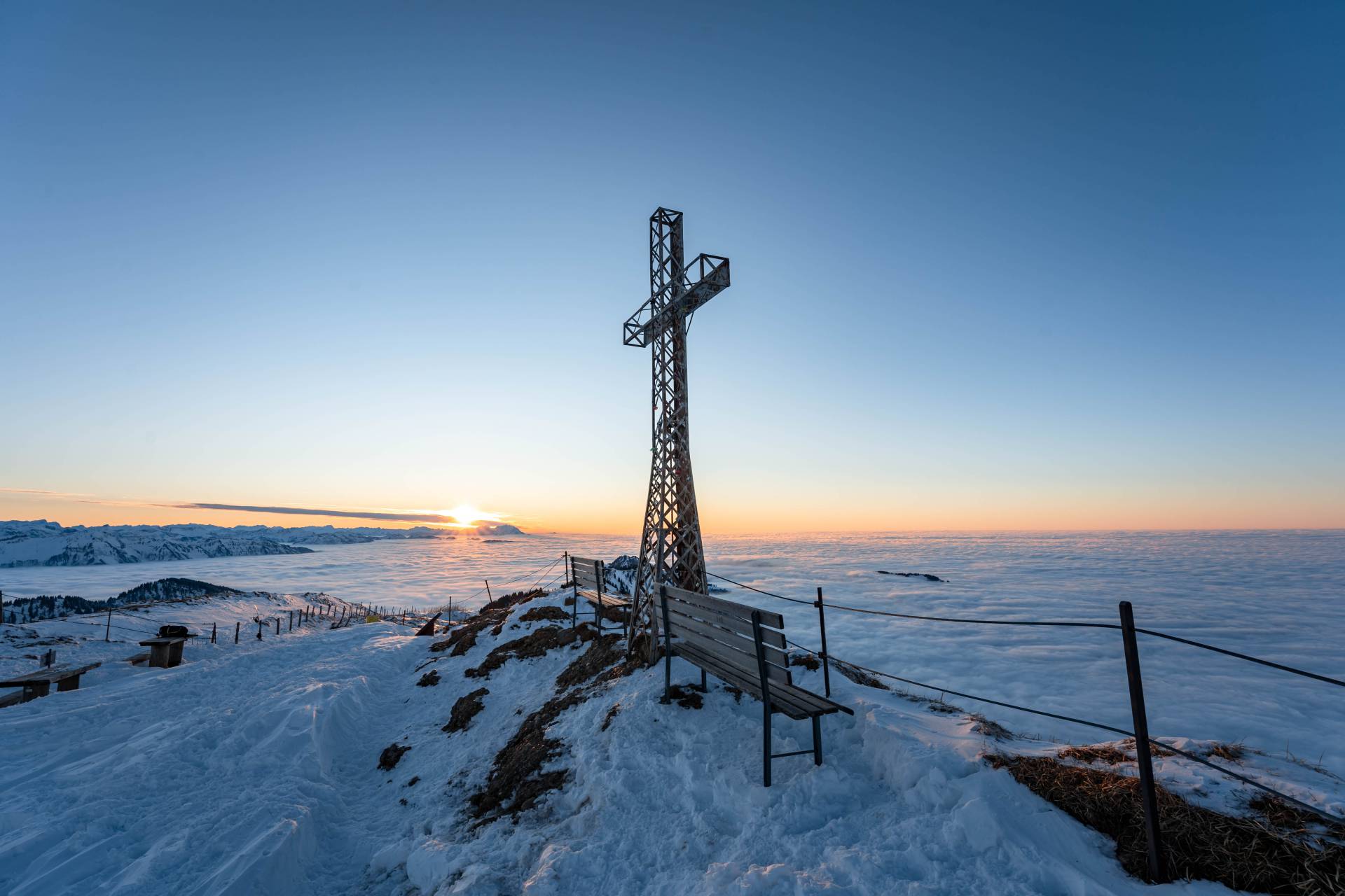 Berggipfel mit Kreuz im Allgäu