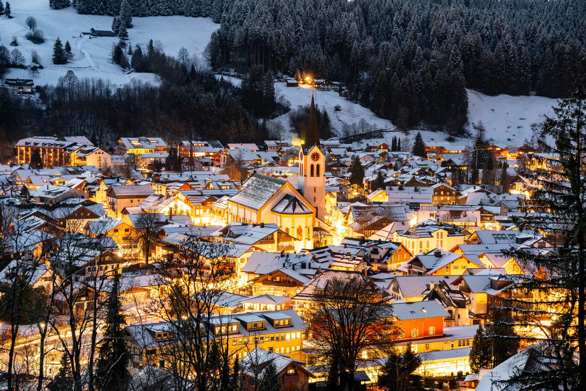 Oberstaufen im Schnee am Abend