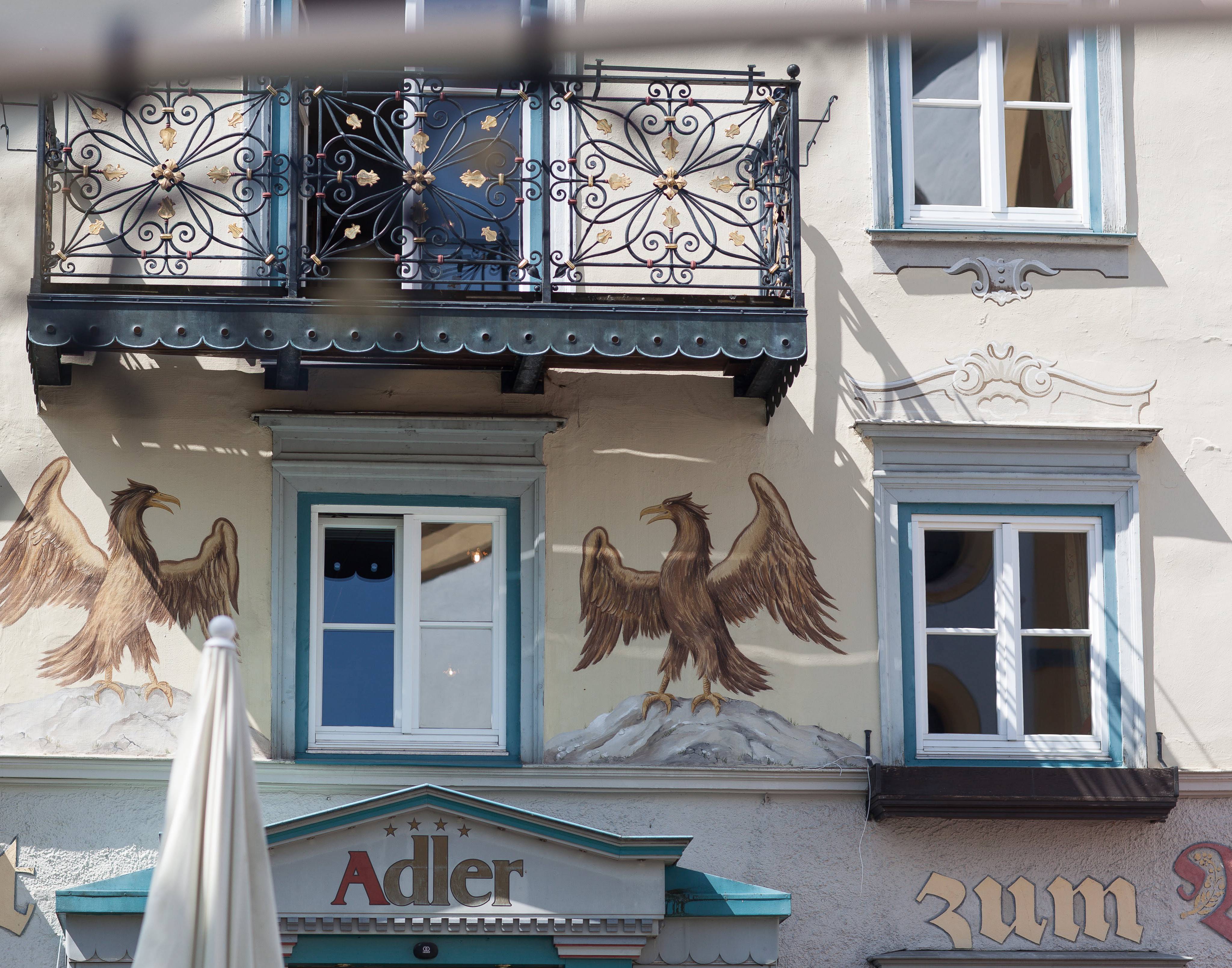 Außenansicht und Eingangsbereich des Hotel Adler in Oberstaufen