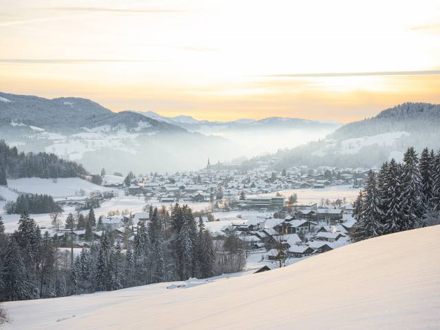 Oberstaufen im Allgäu im Winter bei Sonneaufgang