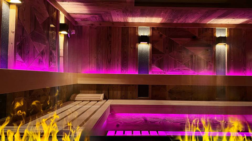 Finnische Sauna mit knisterndem Feuer