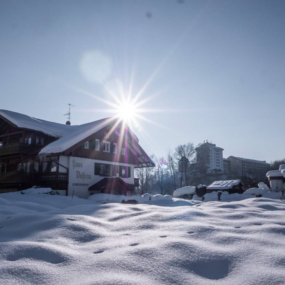 "Haus Daheim" im Winter mit Schnee