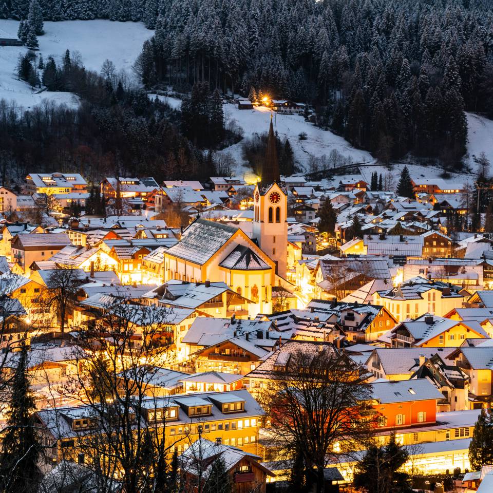 Oberstaufen im Schnee am Abend