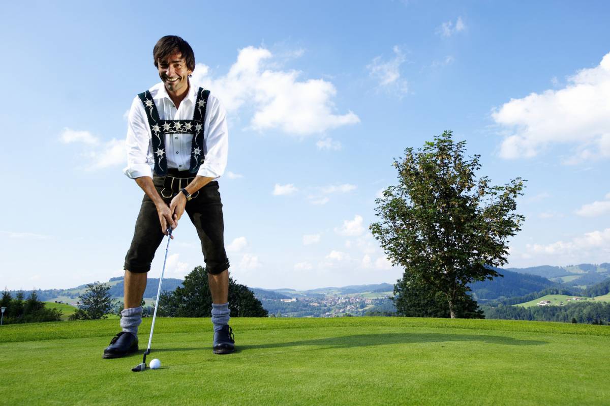 Mann in Tracht beim Golfen