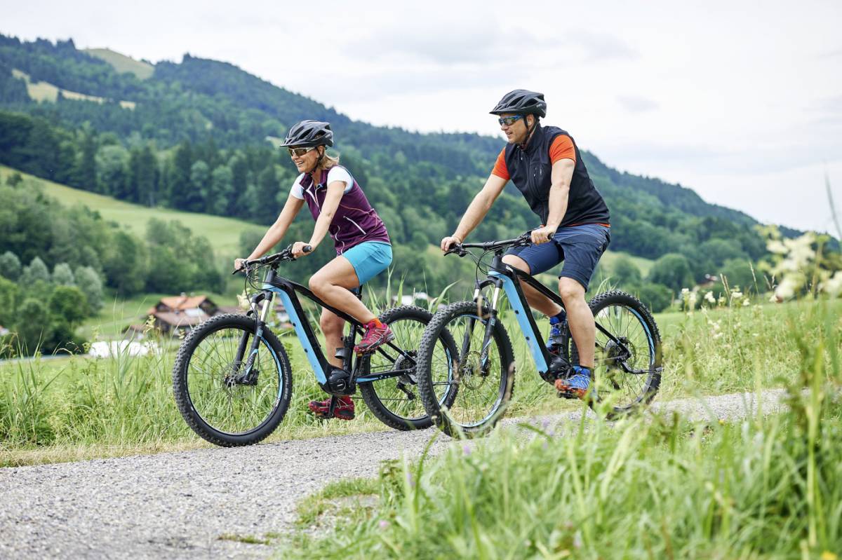 Mann und Frau beim Mountainbike fahren im Allgäu