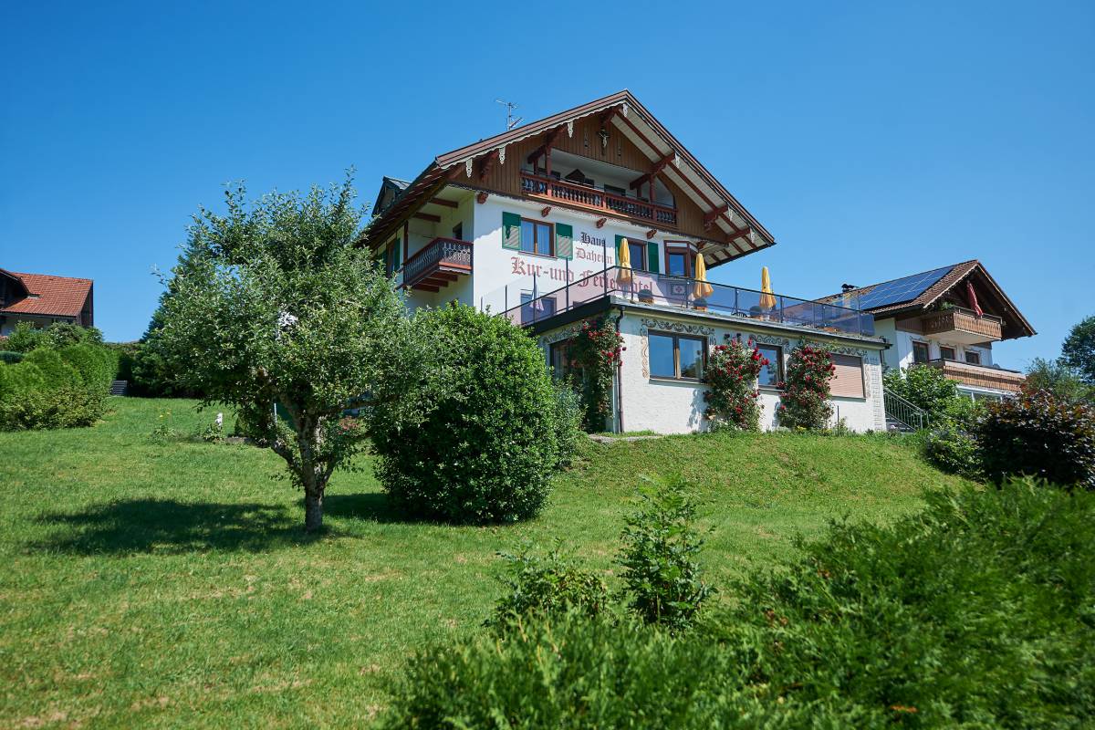 Pension Haus Daheim in Oberstaufen mit Garten