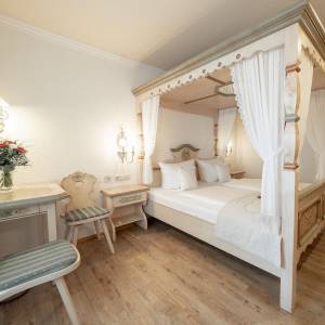 Economy Zimmer mit Himmelbett aus Holz