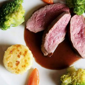 Filet mit dunkler Soße, Gemüse und Kartoffel