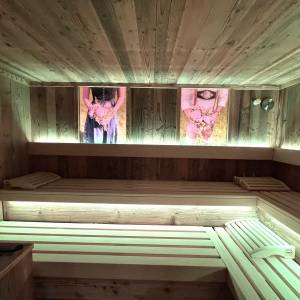 Bio-Kräuter-Sauna mit Kräuteraufguss und Trachtenbilder