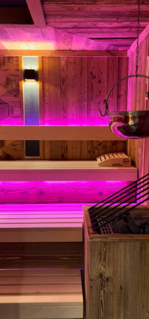 Finnische Sauna mit automatischem Aufguss