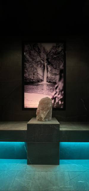 Dampf Sauna mit Wasserfall Bild und Edelstein