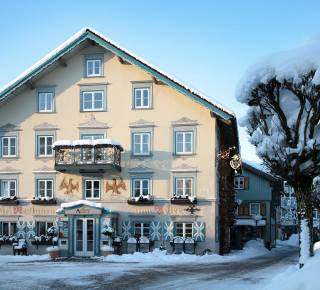 Außenansicht Hotel Adler Oberstaufen im Winter