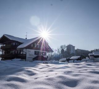"Haus Daheim" im Winter mit Schnee
