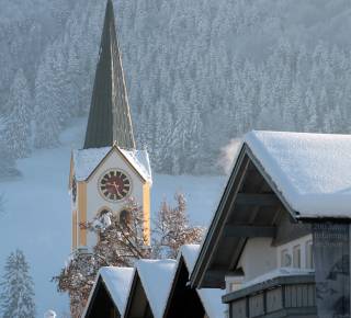 Kirchturm im verschneiten Oberstaufen