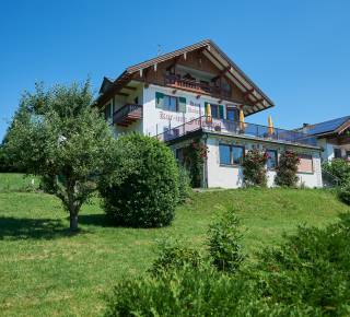 Pension Haus Daheim in Oberstaufen mit Garten