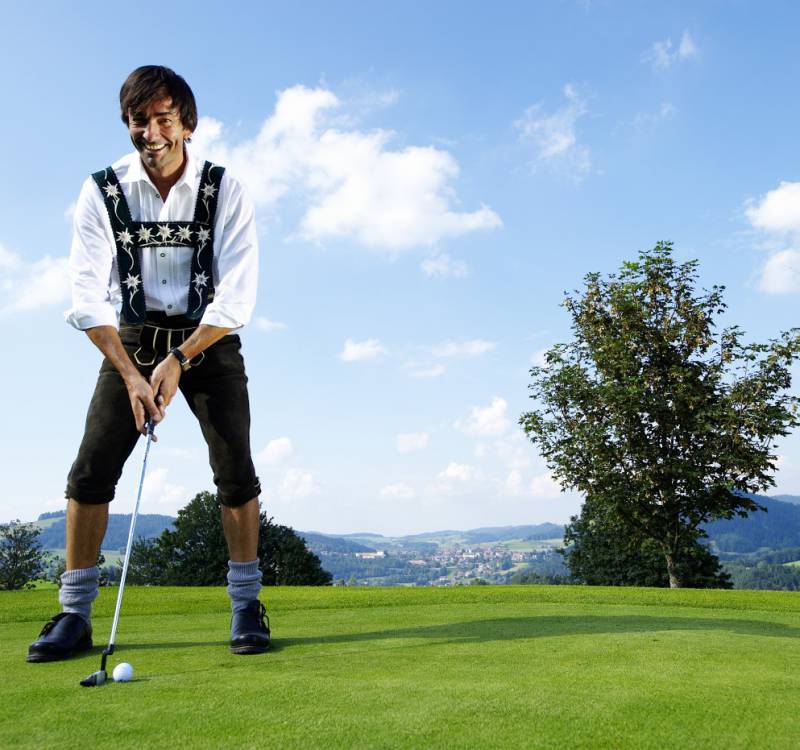 Mann in Tracht beim Golfen