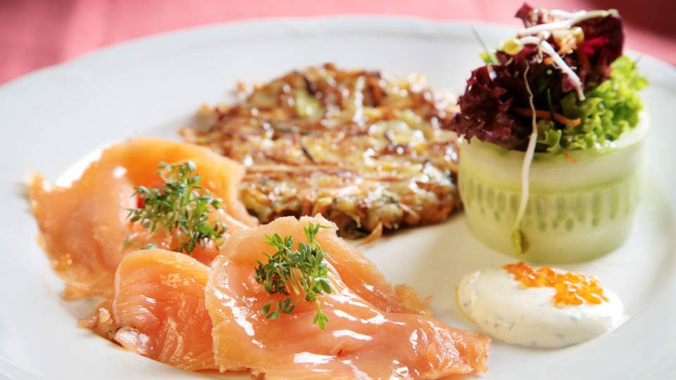 Lachs mit Rösti und Gemüsebeilage
