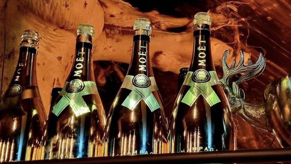 Leuchtende Moet Flaschen im Älpler Oberstaufen