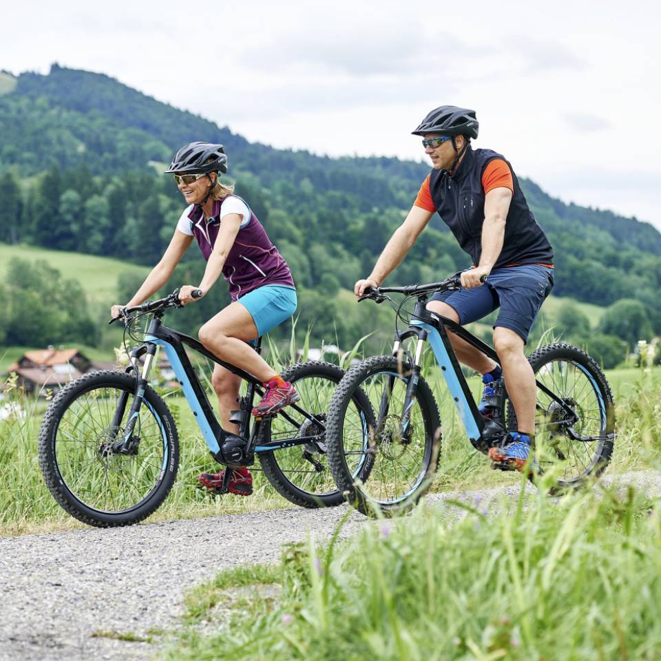 Mann und Frau beim Mountainbike fahren im Allgäu