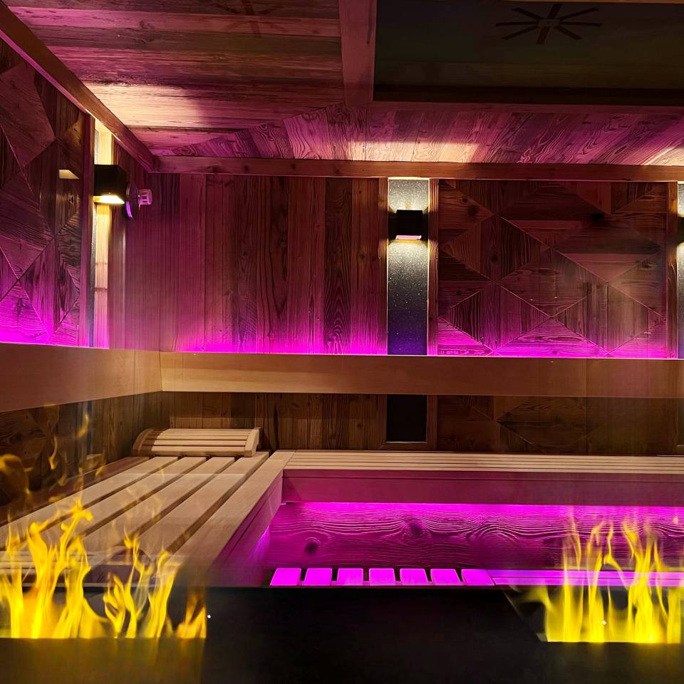 Finnische Sauna mit knisterndem Feuer