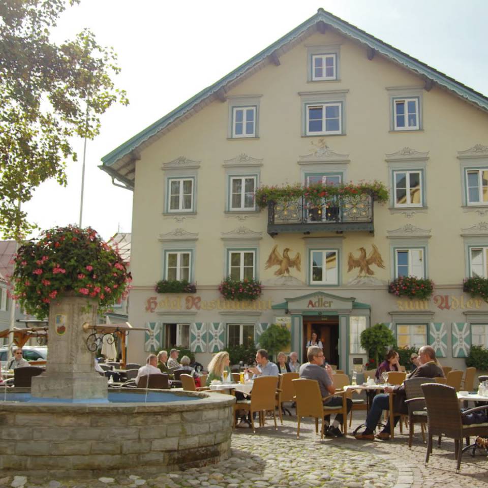 Hotel Adler im Sommer von außen mit Terrasse